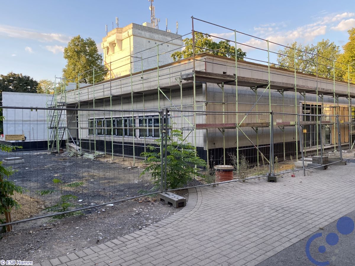 Die Außenansicht der neuen Halle lässt schon die zukünftigen großzügigen Platzbedingungen für ein tolles Lehren und Lernen erahnen.